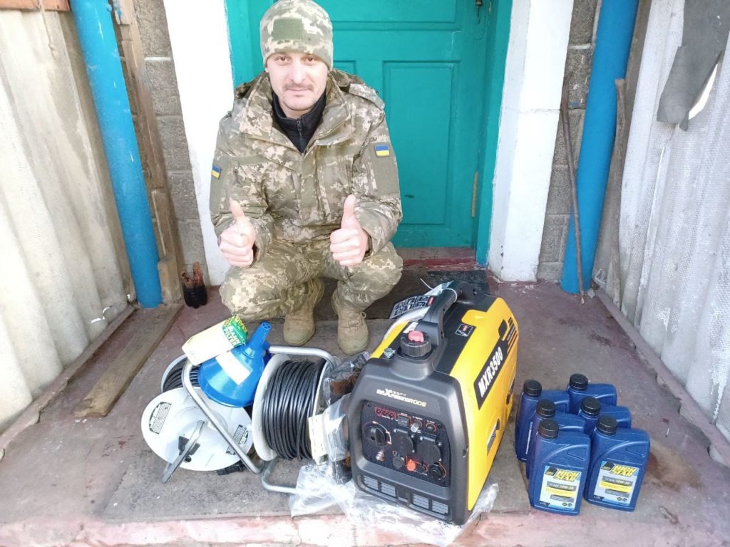 Ein Soldat in Mykolajiw freut sich über einen "Lahrer" Generator