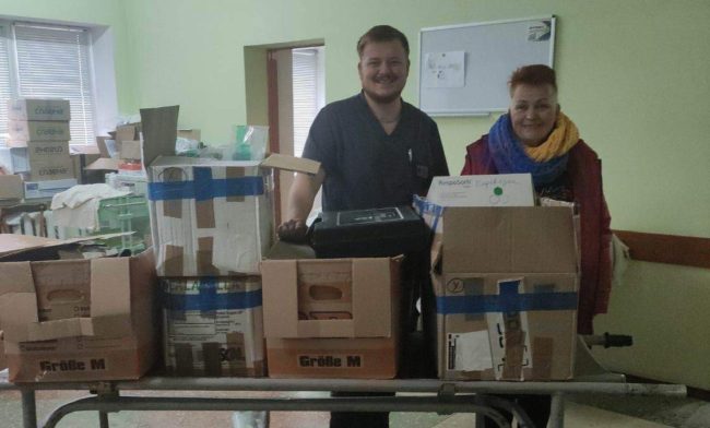 Mitarbeiter im Oblast-Krankenhaus Cherson freuen sich über unsere Lieferung aus Lahr