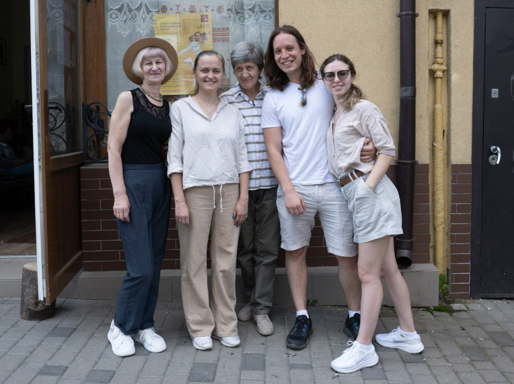 Anzhelika (rechts) und Pirmin (zweiter von rechts) zu Besuch beim Verein der Ukrainerinnen in Kalusch im August 2022