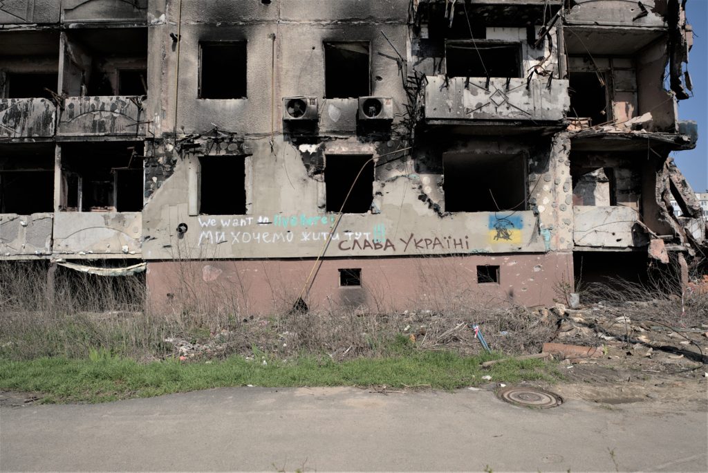 Ein zerstörtes Wohnhaus in Borodjanka. Darauf das Graffiti: "Wir möchten hier leben" und die Worte "Ehre der Ukraine". (Foto: Pirmin Styrnol)