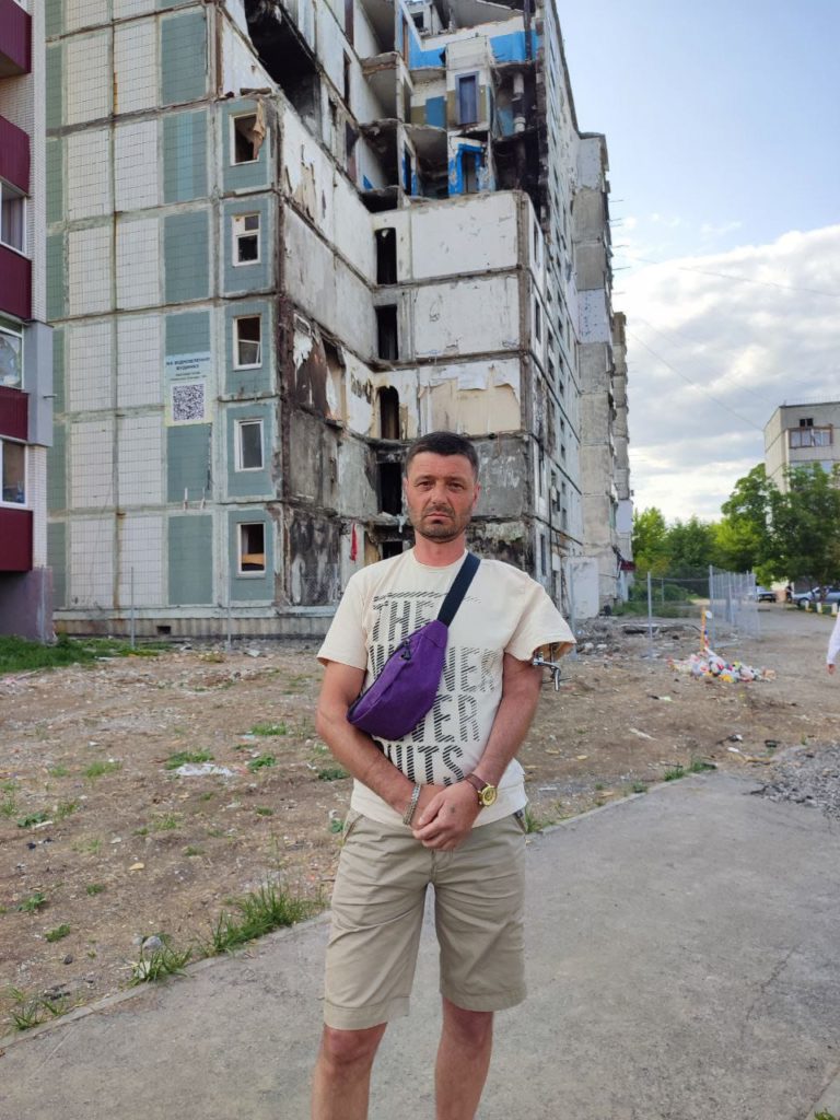 Andrii vor dem Wohnhaus, in dem seine Familie durch den russischen Raketenangriff starb.