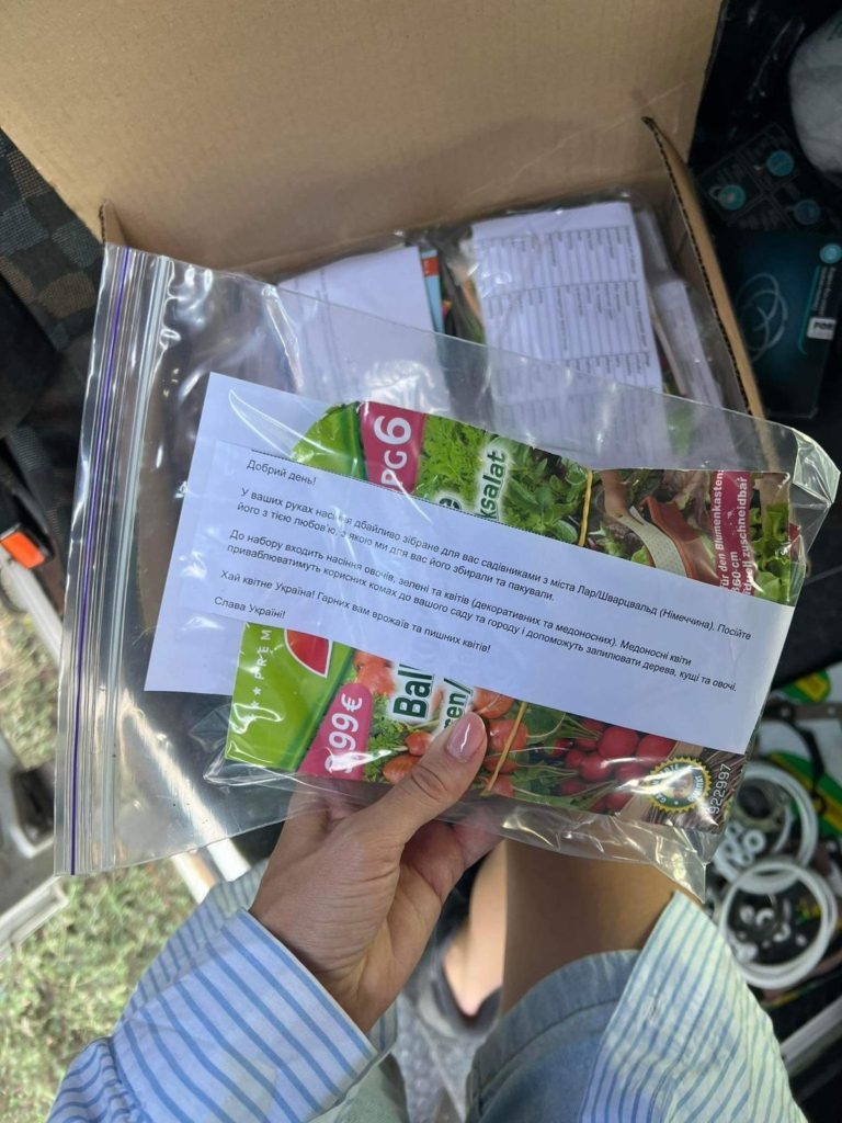 In Kyjiw wird das Saatgut sortiert, umverpackt und die Anleitung auf ukrainisch übersetzt. Dazu gibt es einen kleinen Brief an die Spendenempfänger.