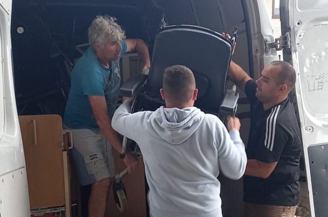 Ausladen der Hilfsgüter in Kalusch