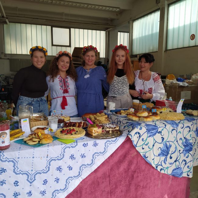 Katerina, Olena, Oleksandra, Anna und Alla (v.l.n.r.) begrüßen ihre Gäste