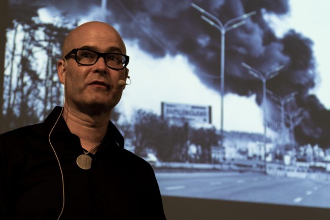 Kriegsreporter Till Mayer berichtet von seinen Erlebnissen während der Belagerung von Kyjiw