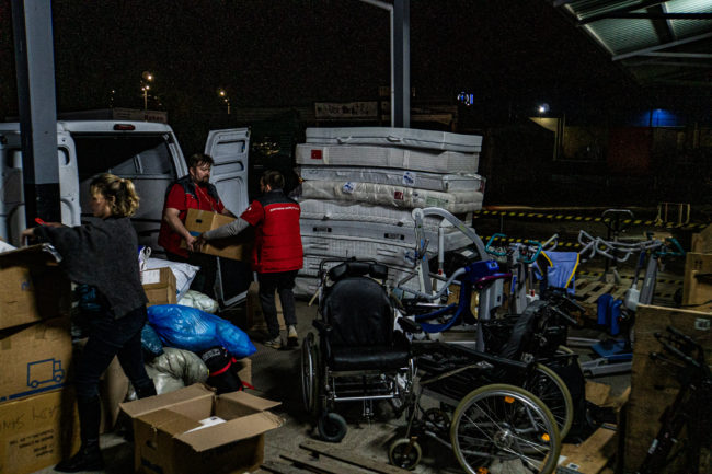 Die Hilfsgüter werden in Kyjiw umgeladen. Für den weiteren Transport sorgt das Unternehmen "Nova Poshta".