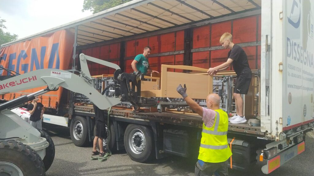 In Kehl wurden Betten, Schränke und mehr auf LKW verladen.