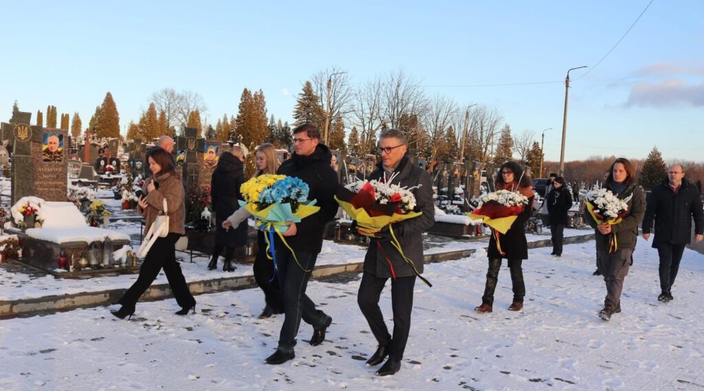 Am Friedhof in Kalusch legte die Delegation Blumen nieder