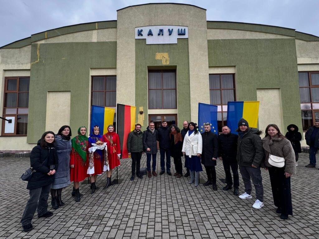 Die Lahrer Delegation wird vom Kaluscher Begrüßungskomittee am Bahnhof empfangen