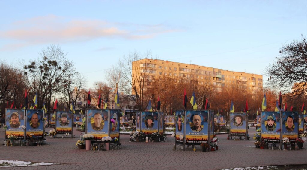 Auf einem Platz in Kalusch wird der Gefallenen im Verteidigungskrieg gegen Russland gedacht.