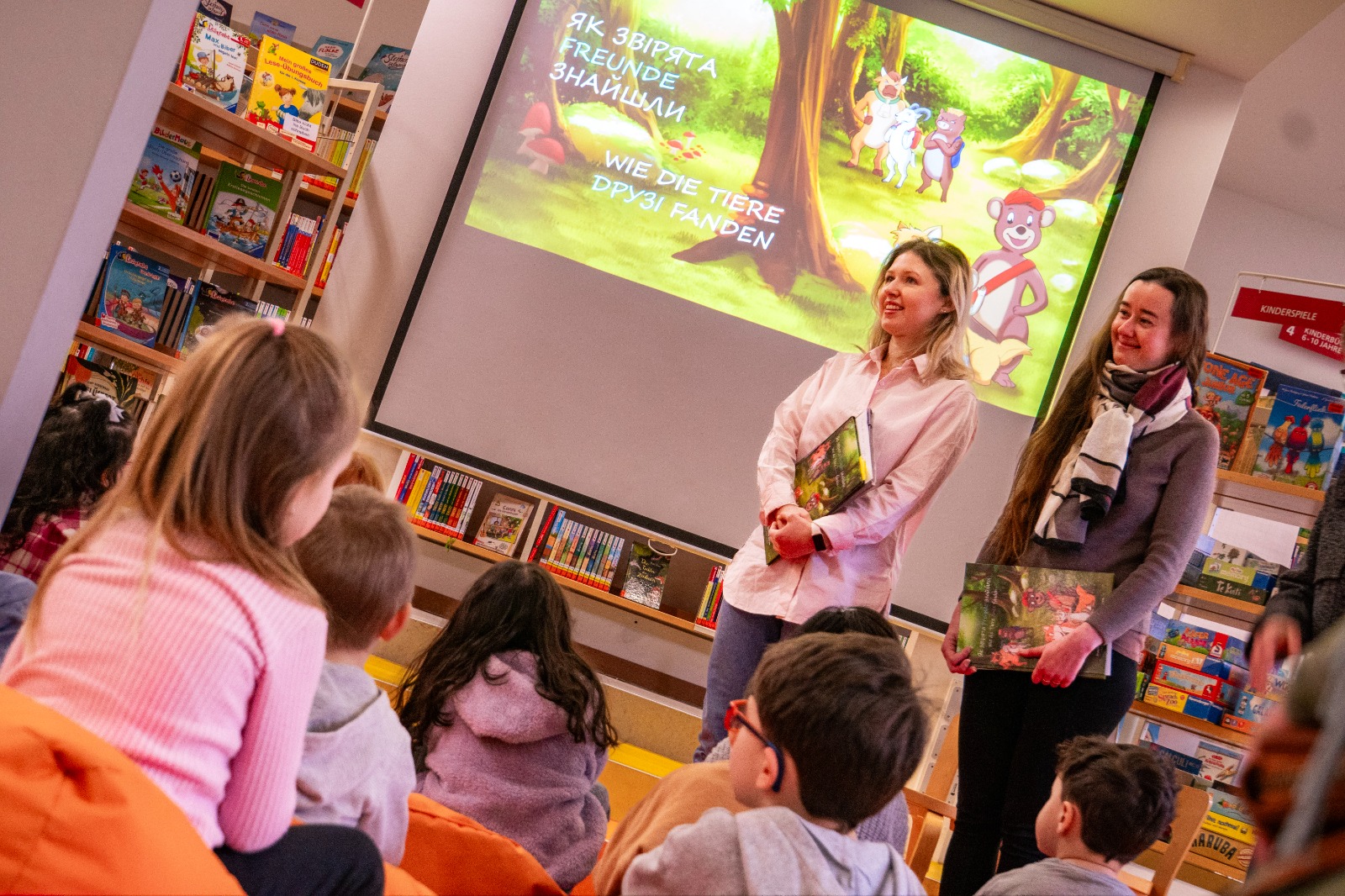 Anzhelika Kovalenko (l.) und Jennifer Schartel bei der Kindervorlesung in der Mediathek Lahr