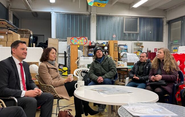 Johannes Fechner und Katharina Barley (v.l.n.r., beide SPD) im Gespräch mit Vereinsmitgliedern des Gemeinsam Europa e.V.