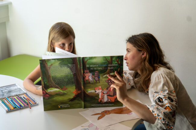 Autorin Anzhelika Kovalenko diskutiert mit einer jungen Zuhörerin über ihr Kinderbuch