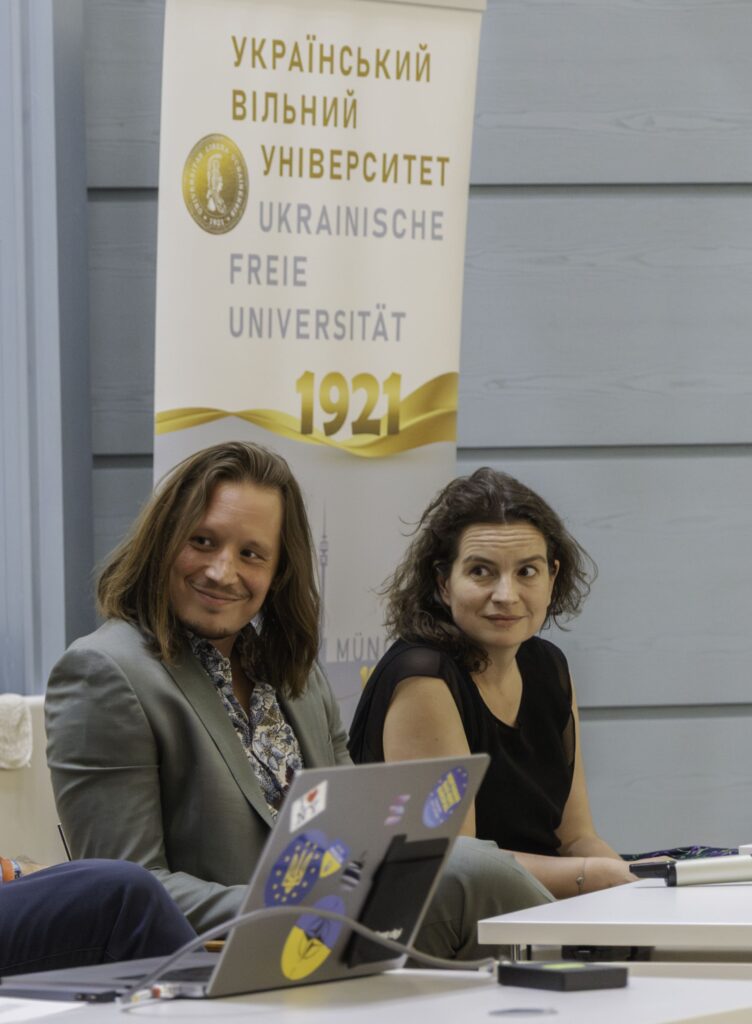 Unser Vorstand Pirmin Styrnol gemeinsam mit der Osteuropa-Historikerin Dr. Franziska Davies auf dem Podium der Ukrainische Freie Universität in München (Foto: Denys Dolzhenko)