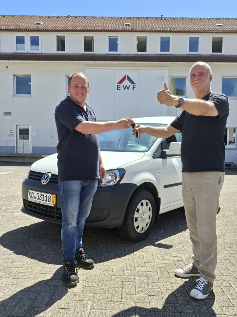 Unser ehrenamtlicher Helfer Boris Bugla (rechts) bei der Abholung des gespendeten Fahrzeugs bei der Firma EWF.