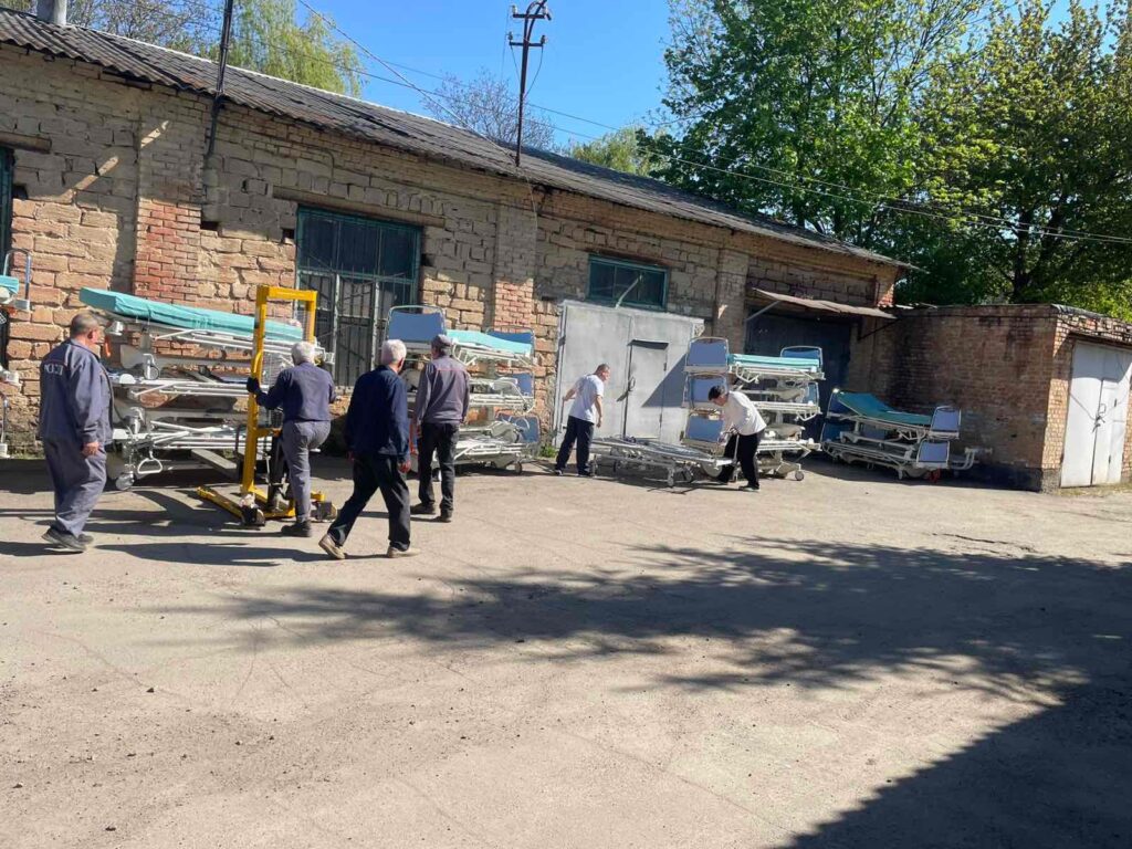 Die Krankenbetten werden in der Ukraine abgeladen