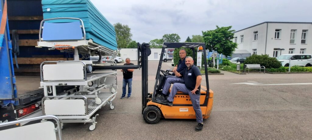 Johannes Klausmann und Temür Savas vom Ortenauklinikum bei der Übergabe der Krankenbetten